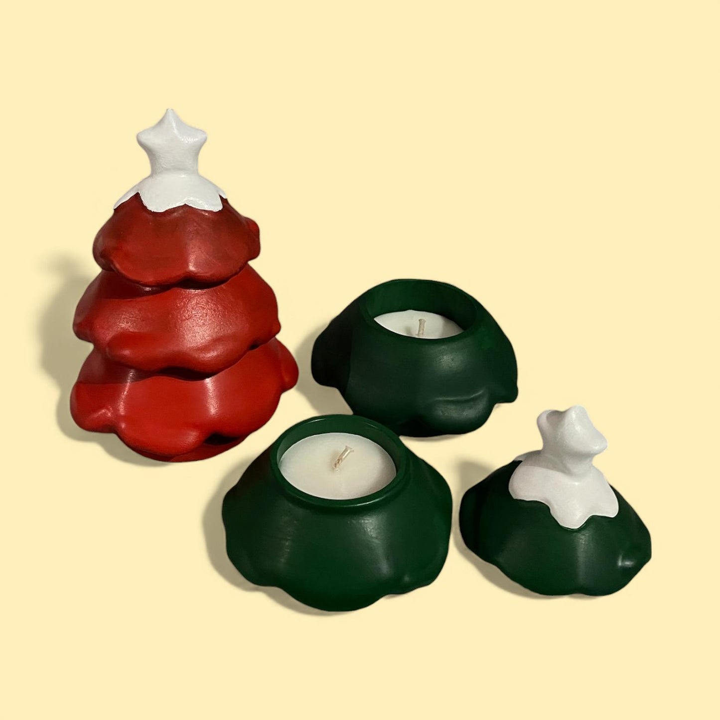 Tris albero di natale con candele profumate