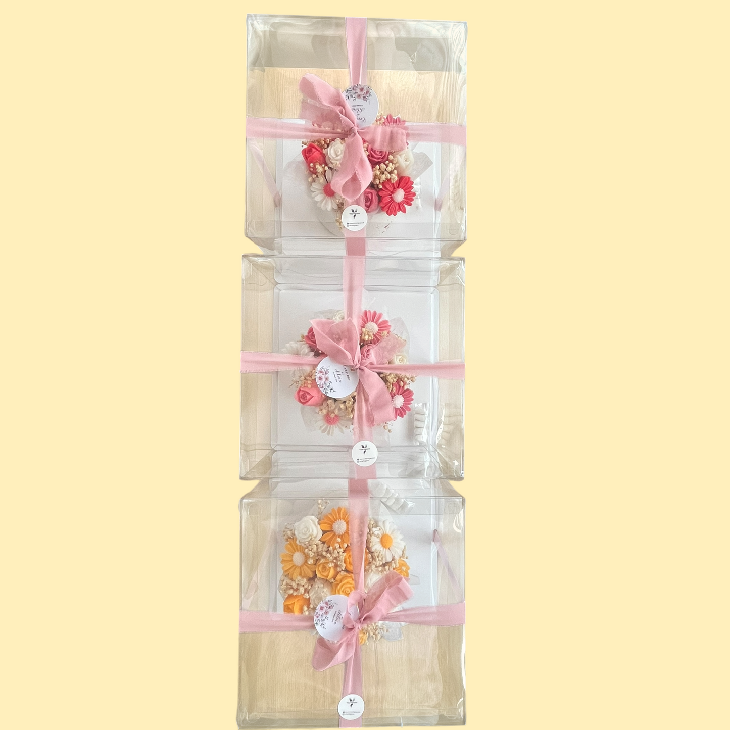 Vaso in gesso con bouquet di cera