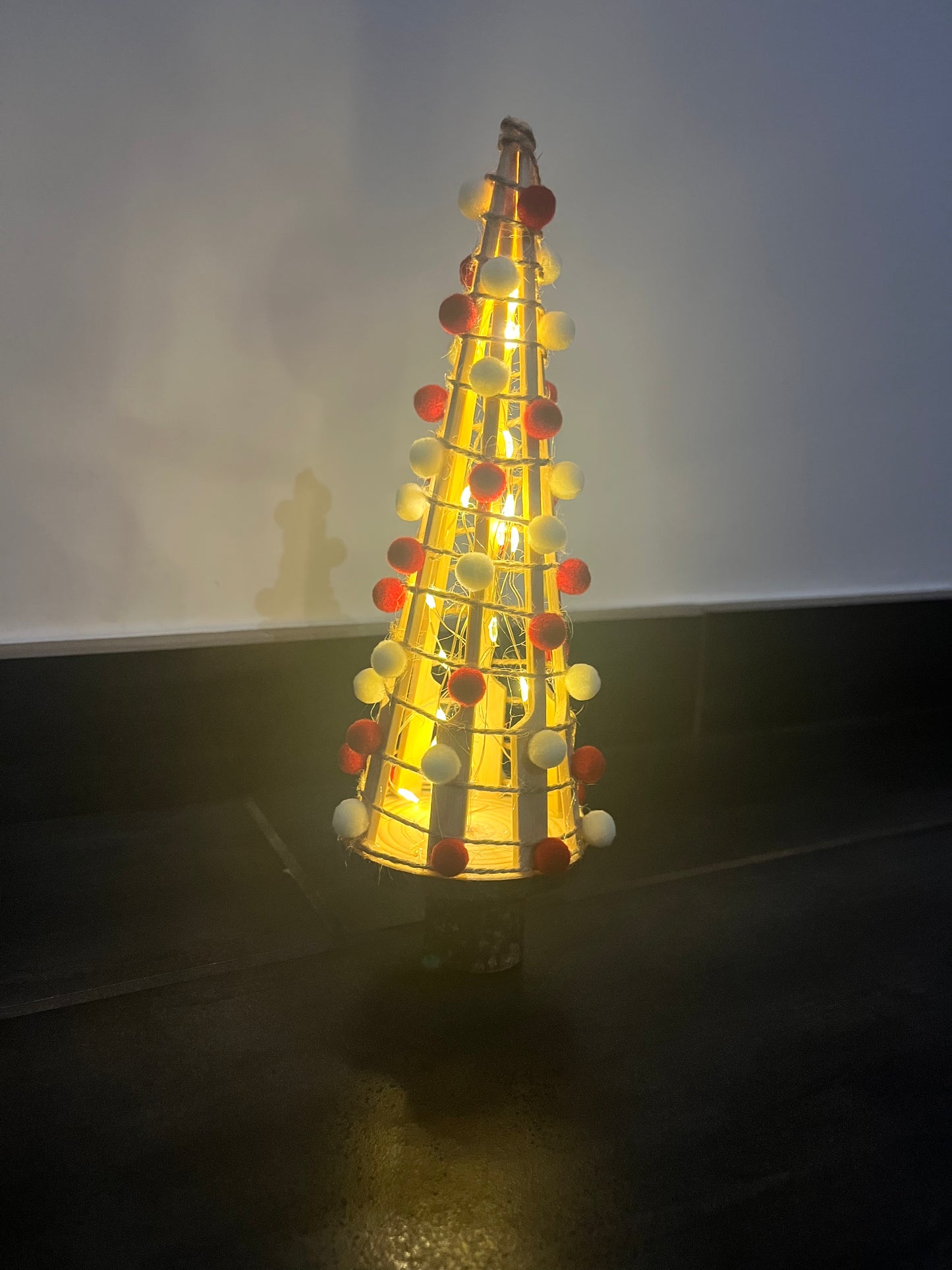 Alberello con luci e palline in legno