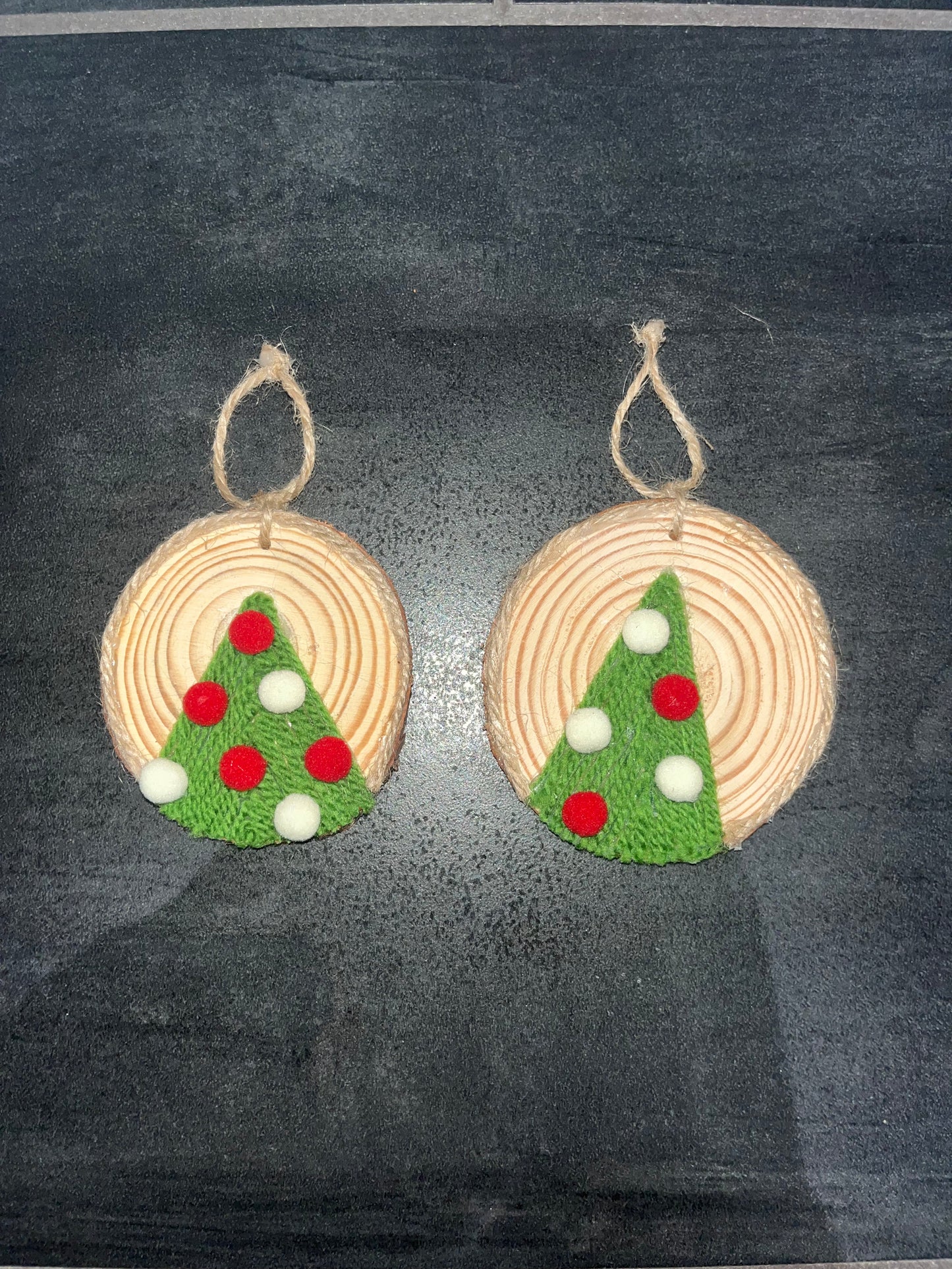 2 Dischi in legno con alberello in lana