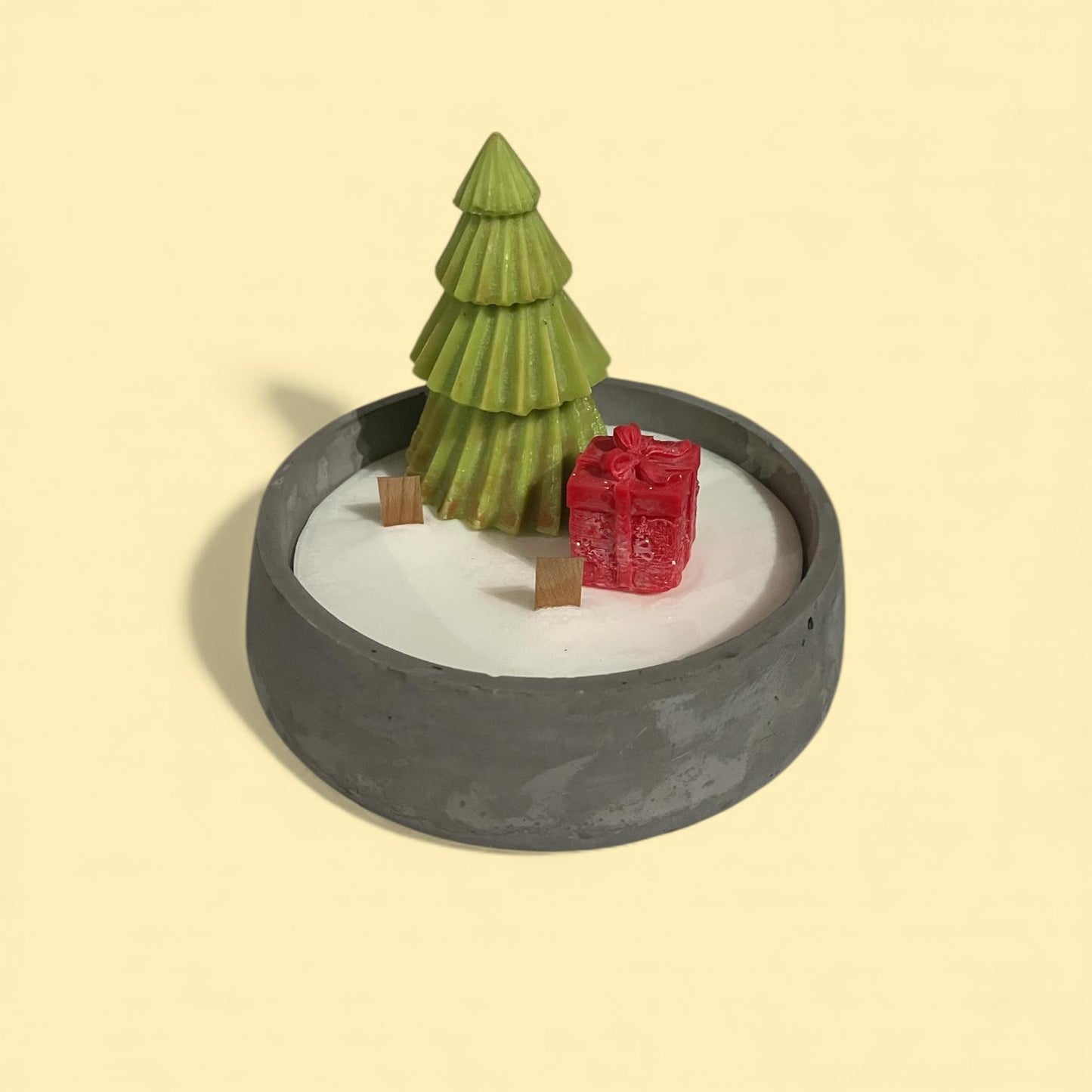 Candela profumata in ciotola con decorazione natalizia