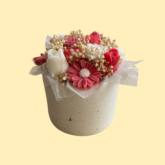 Vaso in gesso con bouquet di cera