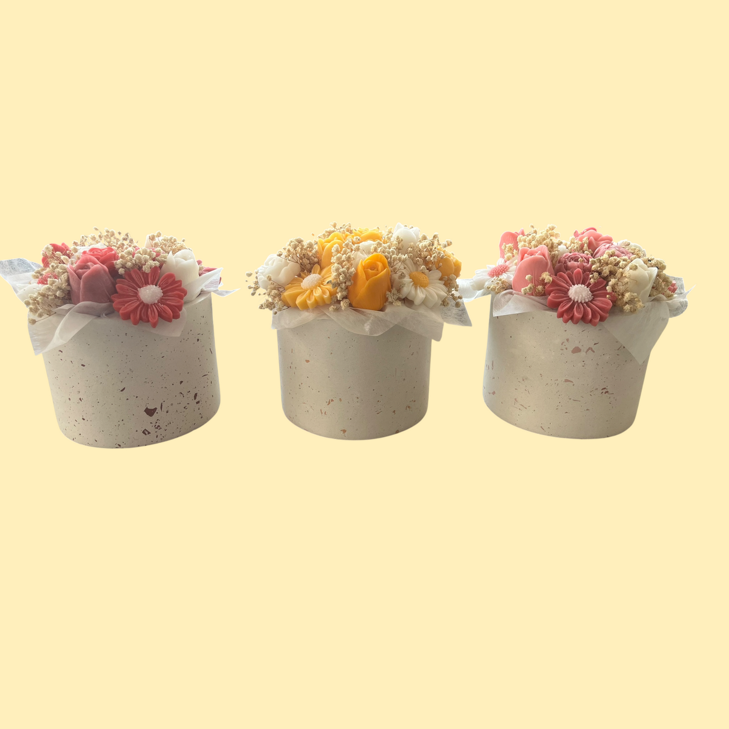 Vaso in gesso con bouquet di cera