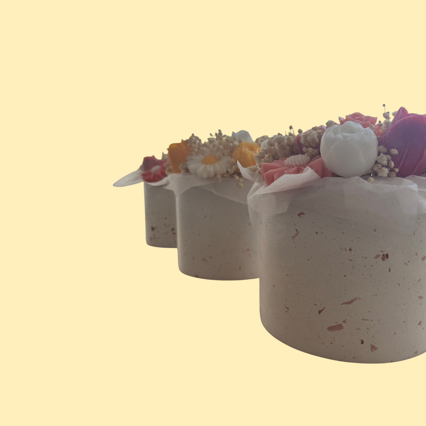 Vaso in gesso con bouquet di cera