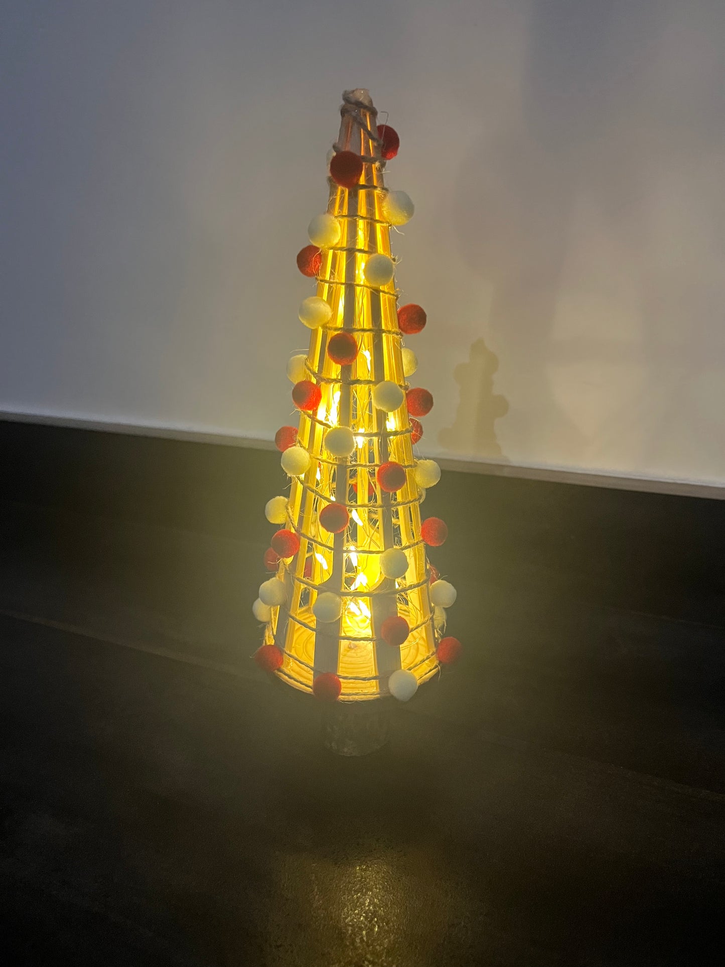 Alberello con luci e palline in legno